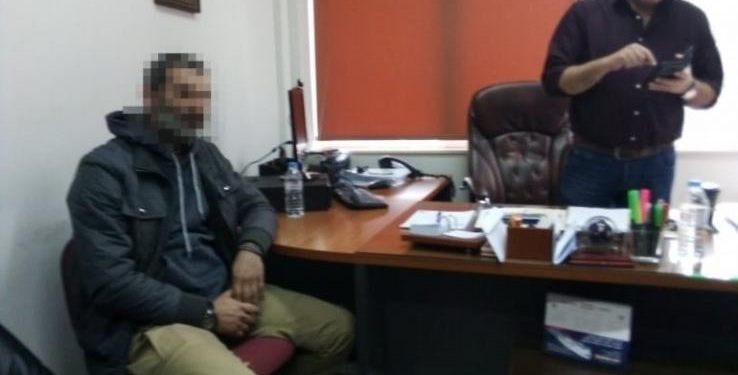 Alldaynews.gr Ταχυδρόμος των ΕΛΤΑ πήγε να παραδώσει φάκελο και τον πλάκωσαν στο ξύλο!