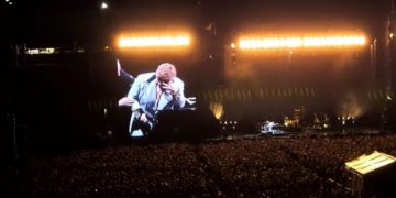 Alldaynews.gr «Έχω χάσει εντελώς την φωνή μου, δεν μπορώ να τραγουδήσω»: O Έλτον Τζον κατέβηκε από την σκηνή κλαίγοντας (vid)