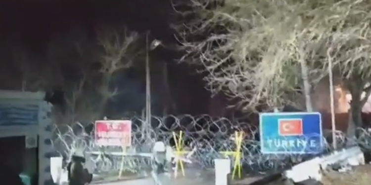 Alldaynews.gr Βίντεο από τις Καστανιές: Επίθεση με πυρακτωμένα καδρόνια, πέτρες και τουρκικά δακρυγόνα στους Έλληνες