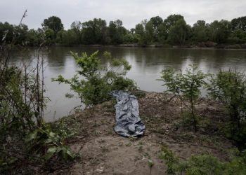 Εικόνες-σοκ: Πρόσφυγες και μετανάστες κολυμπούν στον Έβρο για να περάσουν στην Ελλάδα (Video)
