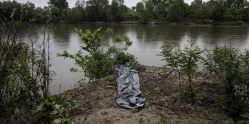 Alldaynews.gr Εικόνες-σοκ: Πρόσφυγες και μετανάστες κολυμπούν στον Έβρο για να περάσουν στην Ελλάδα (Video)