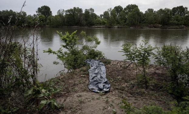 Alldaynews.gr Εικόνες-σοκ: Πρόσφυγες και μετανάστες κολυμπούν στον Έβρο για να περάσουν στην Ελλάδα (Video)