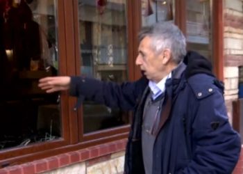 Θεσσαλονίκη: Ο διαρρήκτης του μεζεδοπωλείου σφήνωσε στο τζάμι που έσπασε! Η απρόβλεπτη κίνηση του ιδιοκτήτη (Βίντεο)