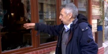 Alldaynews.gr Θεσσαλονίκη: Ο διαρρήκτης του μεζεδοπωλείου σφήνωσε στο τζάμι που έσπασε! Η απρόβλεπτη κίνηση του ιδιοκτήτη (Βίντεο)