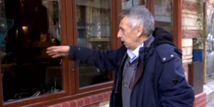 Alldaynews.gr Θεσσαλονίκη: Ο διαρρήκτης του μεζεδοπωλείου σφήνωσε στο τζάμι που έσπασε! Η απρόβλεπτη κίνηση του ιδιοκτήτη (Βίντεο)
