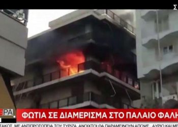 Μεγάλη φωτιά σε διαμέρισμα στο Παλαιό Φάληρο – Απεγκλωβίστηκαν δύο γυναίκες (Video)