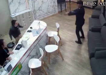 Σοκαριστικό βίντεο: Σκοτώνει εν ψυχρώ την πρώην σύζυγό του (ΠΟΛΥ ΣΚΛΗΡΕΣ ΕΙΚΟΝΕΣ)