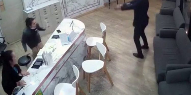 Σοκαριστικό βίντεο: Σκοτώνει εν ψυχρώ την πρώην σύζυγό του (ΠΟΛΥ ΣΚΛΗΡΕΣ ΕΙΚΟΝΕΣ)