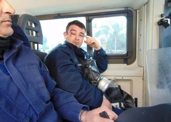Χίος: Κάτοικοι μπήκαν στα ξενοδοχεία που μένουν τα ΜΑΤ, τους ξυλοκόπησαν και τους πήραν και τα ρούχα! {pics}