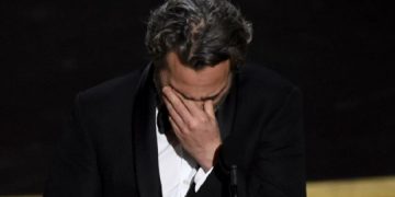 Τα δάκρυα του Χοακίν Φίνιξ στα Όσκαρ: Έχω υπάρξει αχρείος στη ζωή μου (video)