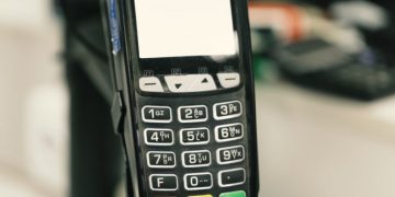 Alldaynews.gr Κορωνοϊός: Προσοχή σε κάρτες, μετρητά και ΑΤΜ – Πώς μπορεί να μεταδοθεί ο ιός COVID-19