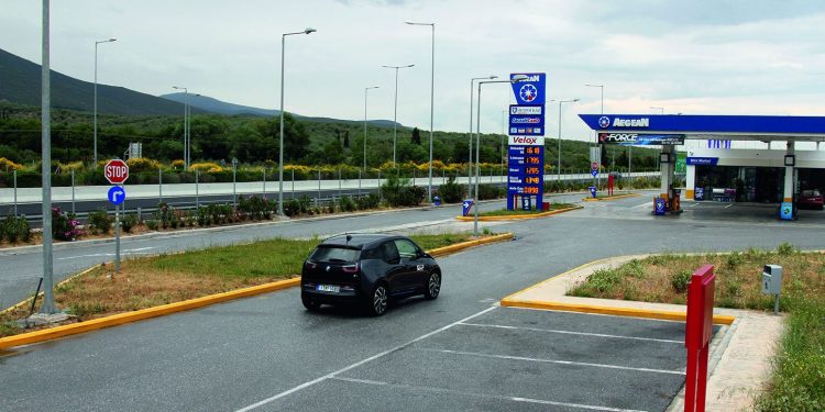 Alldaynews.gr Λάρισα: Μεθυσμένος οδηγός χωρίς δίπλωμα λήστεψε βενζινοπώλη