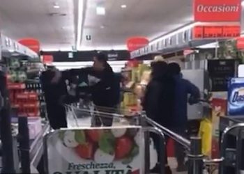 Κορωνοϊός: Ξύλο σε σουπερμάρκετ για λίγα τρόφιμα – Συνεχείς εκκλήσεις για ψυχραιμία (Video)