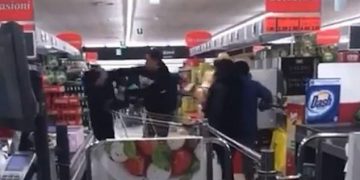 Κορωνοϊός: Ξύλο σε σουπερμάρκετ για λίγα τρόφιμα – Συνεχείς εκκλήσεις για ψυχραιμία (Video)