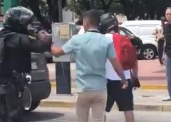 Μοτοσικλετιστής κάνει τουλούμι στο ξύλο αστυνομικό μετά από πισώπλατη επίθεση (vid)