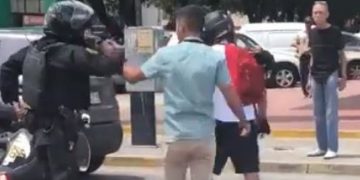 Alldaynews.gr Μοτοσικλετιστής κάνει τουλούμι στο ξύλο αστυνομικό μετά από πισώπλατη επίθεση (vid)