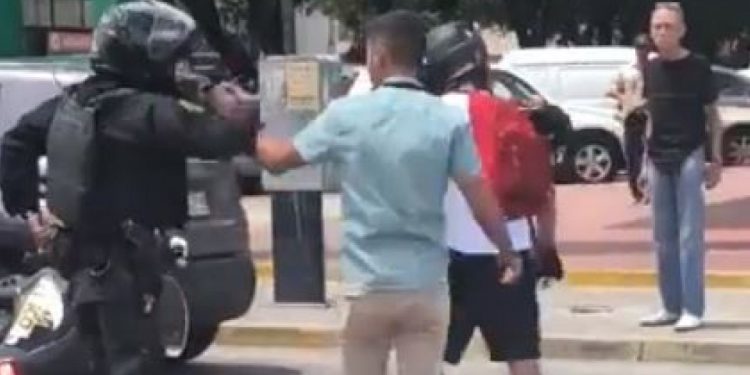 Alldaynews.gr Μοτοσικλετιστής κάνει τουλούμι στο ξύλο αστυνομικό μετά από πισώπλατη επίθεση (vid)