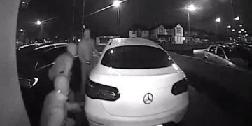 Alldaynews.gr Η στιγμή της κλοπής αυτοκινήτου αξίας 47.000 ευρώ σε λιγότερο από ένα λεπτό (vid)