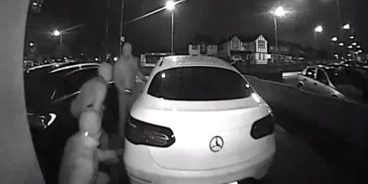 Alldaynews.gr Η στιγμή της κλοπής αυτοκινήτου αξίας 47.000 ευρώ σε λιγότερο από ένα λεπτό (vid)
