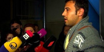 Alldaynews.gr Κορωνοϊός: Ασθενής με κορωνοϊό βγαίνει από το νοσοκομείο και κάνει δηλώσεις στις κάμερες και οι γιατροί τρέχουν να τον μαζέψουν (Video)