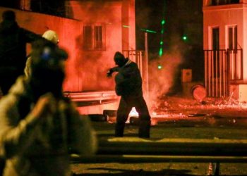 Νύχτα αγωνίας στη Λέσβο – Τραυματίες αστυνομικοί, απεγκλωβίζονται τα ΜΑΤ από το στρατόπεδο