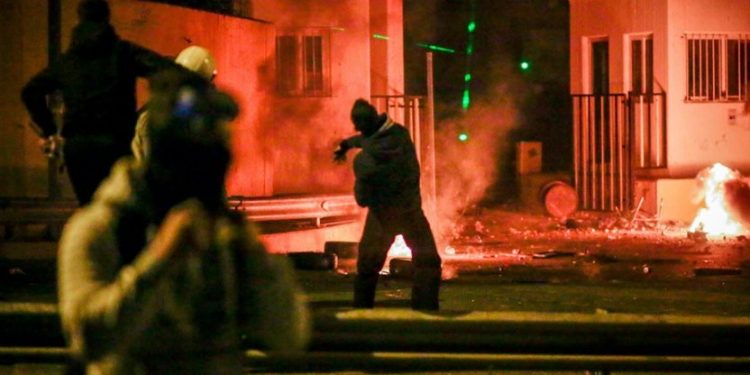 Alldaynews.gr Νύχτα αγωνίας στη Λέσβο – Τραυματίες αστυνομικοί, απεγκλωβίζονται τα ΜΑΤ από το στρατόπεδο