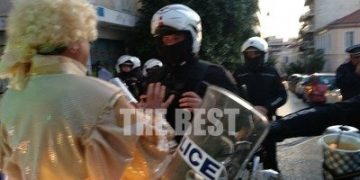 Επεισόδια καρναβαλιστών- αστυνομίας στο κέντρο της Πάτρας