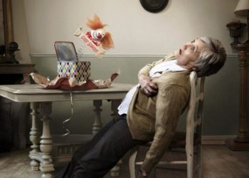 Τρεις “ασθένειες” που πάθαινε η μάνα μου όταν ήθελε να μας ηρεμήσει – Θεατρικό για καρδιά, πίεση και λιποθυμία