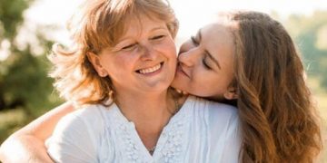 Alldaynews.gr Μεγάλωσα Χωρίς Πατέρα, Αλλά Η Μητέρα Μου Μού Χάρισε Όλη Την Αγάπη Του Κόσμου