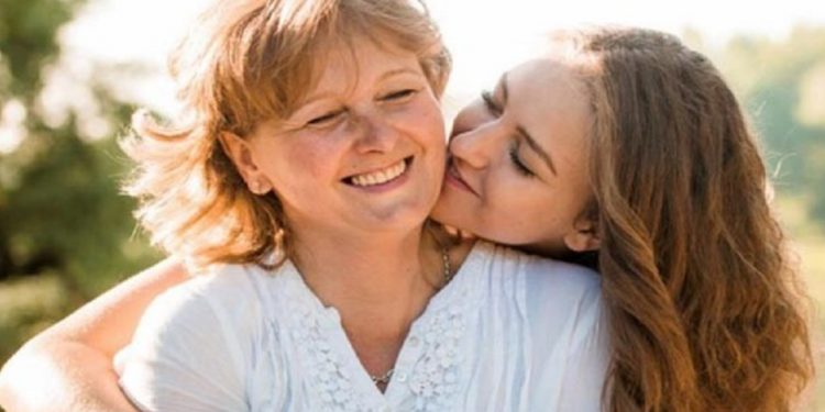 Alldaynews.gr Μεγάλωσα Χωρίς Πατέρα, Αλλά Η Μητέρα Μου Μού Χάρισε Όλη Την Αγάπη Του Κόσμου