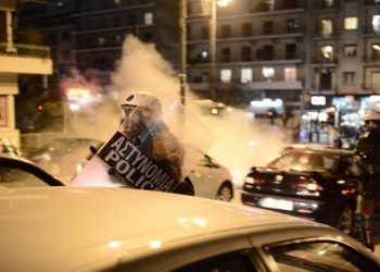 ΑΣΟΕΕ: Ξέσπασαν και πάλι επεισόδια, νεαροί βγήκαν από το πανεπιστήμιο και πέταξαν πέτρες