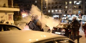 Alldaynews.gr ΑΣΟΕΕ: Ξέσπασαν και πάλι επεισόδια, νεαροί βγήκαν από το πανεπιστήμιο και πέταξαν πέτρες