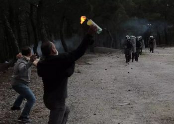 Εκτός ορίων η κατάσταση στη Λέσβο για τα κλειστά κέντρα – Δυο τραυματίες στο κέντρο Υγείας (pics, vids)