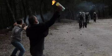 Alldaynews.gr Εκτός ορίων η κατάσταση στη Λέσβο για τα κλειστά κέντρα – Δυο τραυματίες στο κέντρο Υγείας (pics, vids)