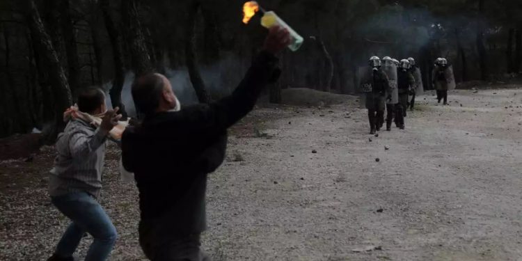 Alldaynews.gr Εκτός ορίων η κατάσταση στη Λέσβο για τα κλειστά κέντρα – Δυο τραυματίες στο κέντρο Υγείας (pics, vids)