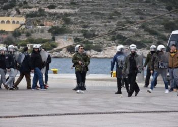 Η Ντροπή της Αστυνομίας: Πετώντας χημικά και φωνάζοντας «τουρκόσποροι» αποχώρησαν τα ΜΑΤ από τη Χίο (Video)