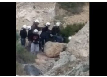 Νέο βίντεο Ντροπής από Χίο: Δέκα (!) αστυνομικοί ξυλοκοπούν πολίτη και σπάνε αυτοκίνητα κατοίκων