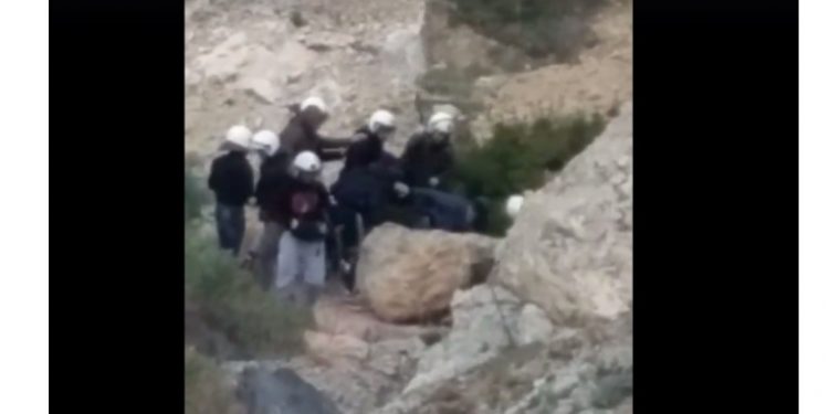 Νέο βίντεο Ντροπής από Χίο: Δέκα (!) αστυνομικοί ξυλοκοπούν πολίτη και σπάνε αυτοκίνητα κατοίκων