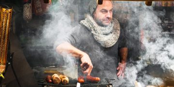 Τσικνοπέμπτη: Τι γιορτάζουμε και γιατί ψήνουμε κρέας στη σχάρα