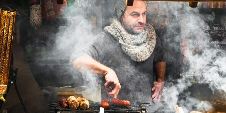 Τσικνοπέμπτη: Τι γιορτάζουμε και γιατί ψήνουμε κρέας στη σχάρα