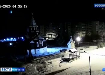 Εντυπωσιάζει Βίντεο με μετεωρίτη που πέφτει στην ατμόσφαιρα της γης και φωτίζει τη νύχτα