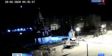 Alldaynews.gr Εντυπωσιάζει Βίντεο με μετεωρίτη που πέφτει στην ατμόσφαιρα της γης και φωτίζει τη νύχτα