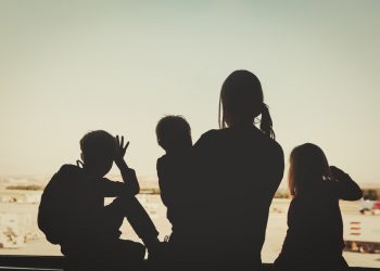 Βόλος: H εξομολόγηση της μητέρας που κλείδωσε στο σπίτι τα τρία μικρά παιδιά της