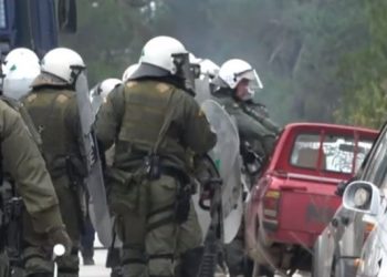 Μυτιλήνη: Αντρας των ΜΑΤ σπάει τζάμι αυτοκινήτου-Το βίντεο