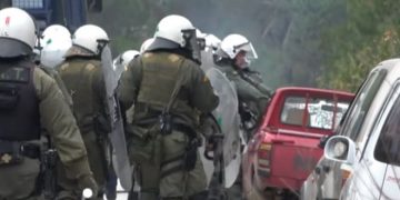 Alldaynews.gr Μυτιλήνη: Αντρας των ΜΑΤ σπάει τζάμι αυτοκινήτου-Το βίντεο