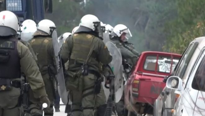 Alldaynews.gr Μυτιλήνη: Αντρας των ΜΑΤ σπάει τζάμι αυτοκινήτου-Το βίντεο