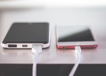 Βρέφος έξι μηνών δάγκωσε το καλώδιο φορτιστή, έπαθε εγκαύματα στο πρόσωπο και τα χέρια