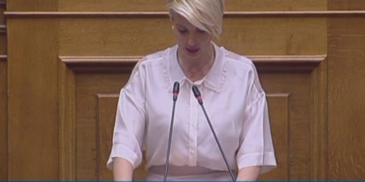 Πρωτοφανές! Η Κατερίνα Μονογυιού της ΝΔ συλλαβίζει από το βήμα της Βουλής[video]