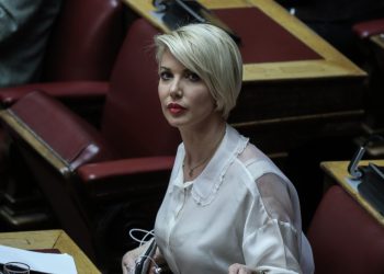 Κατερίνα Μονογυιού: Γεννημένη… ρήτορας στη βουλή, τη «γλεντάει» το twitter (Video)