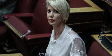 Alldaynews.gr Κατερίνα Μονογυιού: Γεννημένη… ρήτορας στη βουλή, τη «γλεντάει» το twitter (Video)